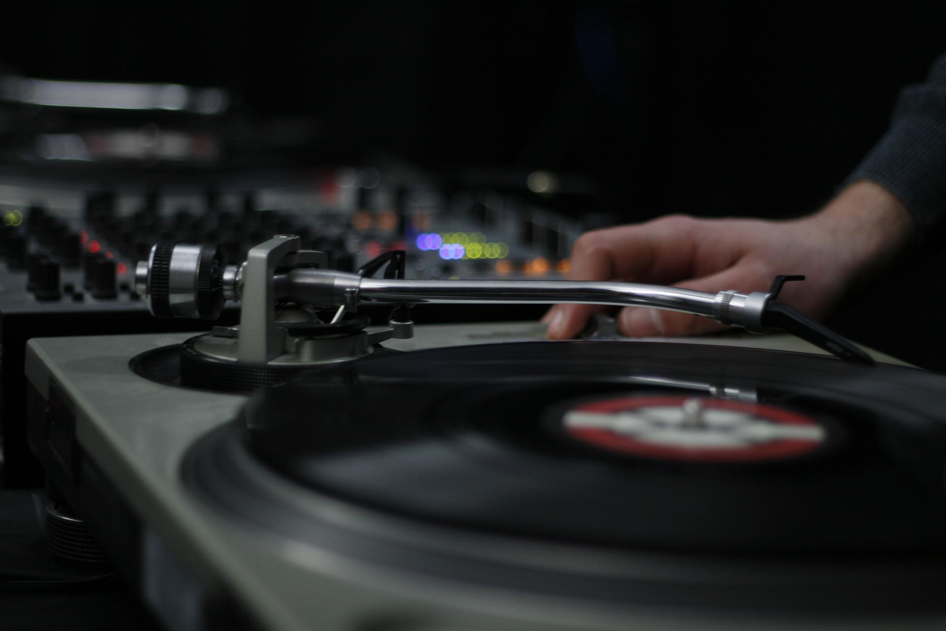 DJも驚くターンテーブル （turntable）を使ったアート | block.fm