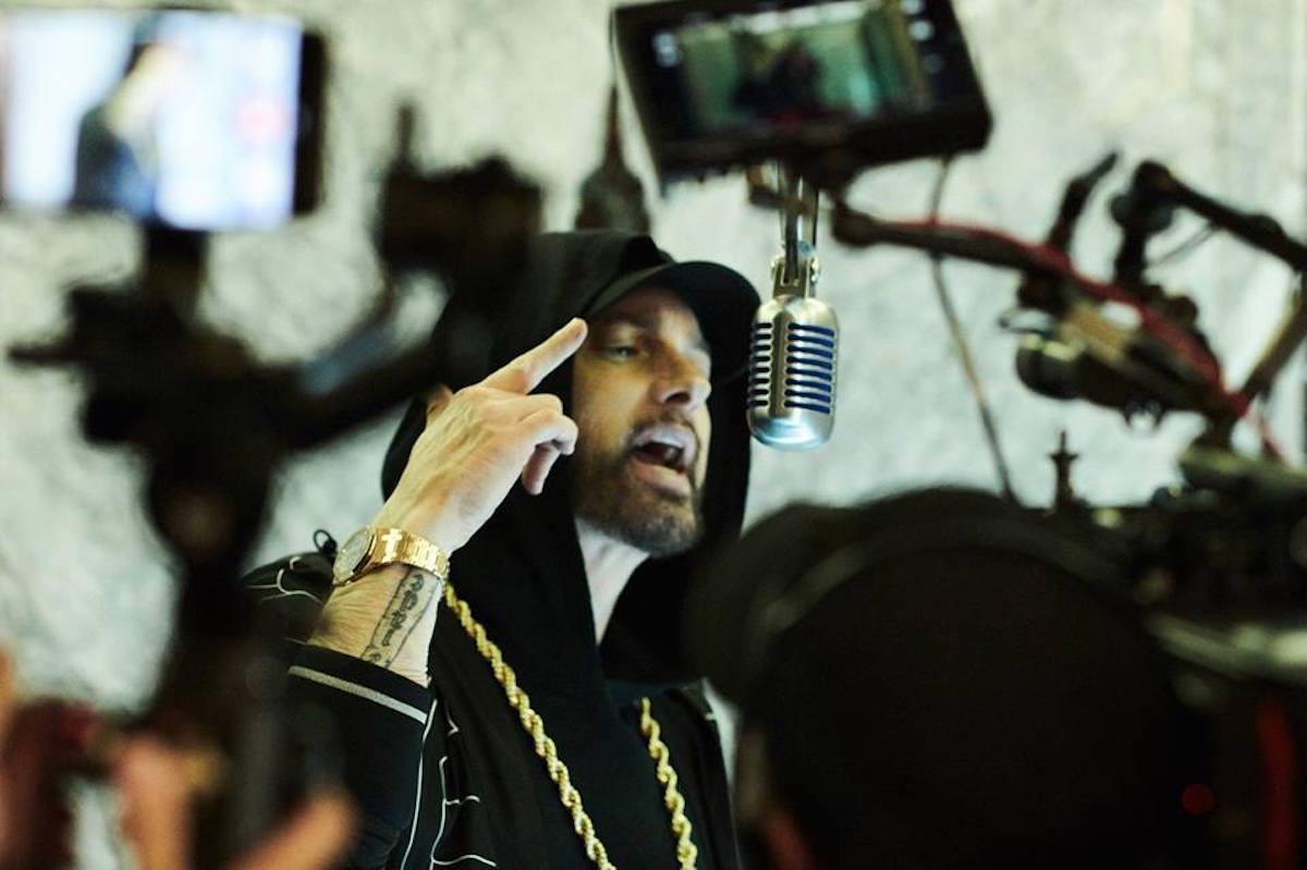 エミネムのアルバム『Kamikaze』最新グッズがカッコいい! 暗闇で光るレコードのジャケットには日本語も記載 | block.fm