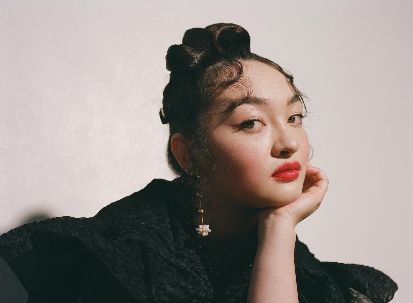 Z世代のベッドルームポップシンガー mxmtoon、新曲「mona lisa」をリリース | block.fm